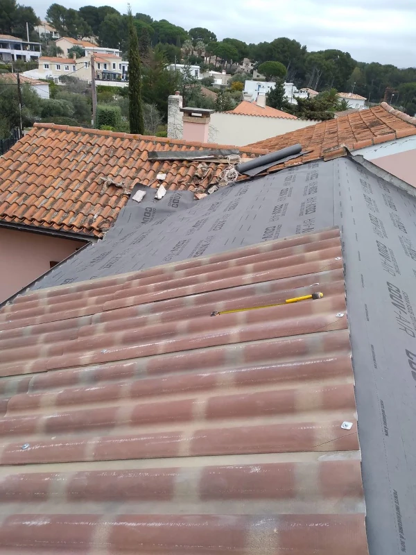 couvreur à Hyères pose de membrane de toiture et plaque de toiture