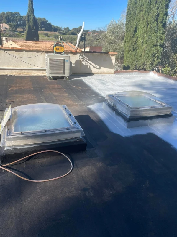 Application d’une résine bitumineuse noire de protection sur une membrane EPDM à La Valette-du-Var
