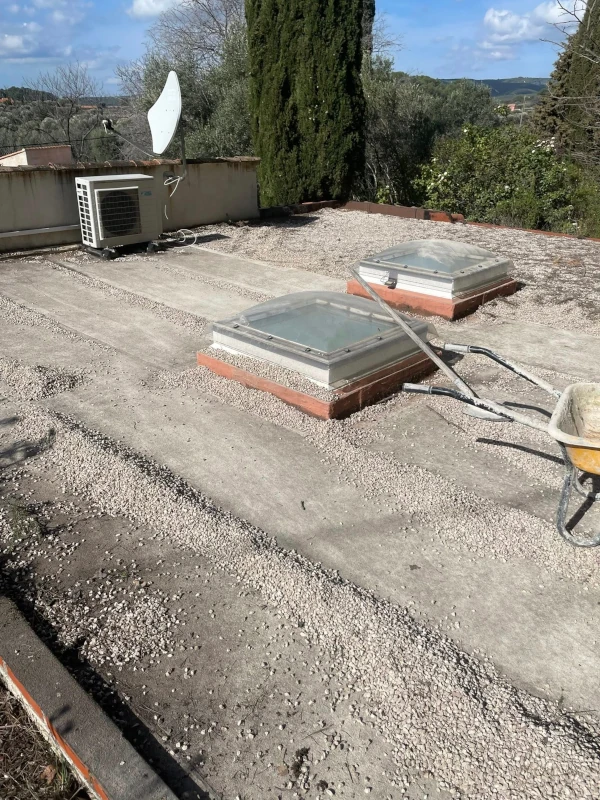 Dépose de l’ancienne membrane d’étanchéité sur une toiture plate à La Valette-du-Var