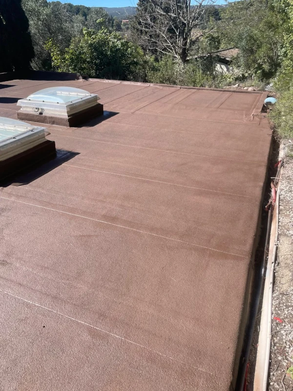 Finition de toiture plate avec une résine rouge anti-UV sur étanchéité EPDM à La Valette-du-Var