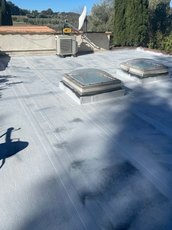 Installation d’une nouvelle membrane EPDM pour l’étanchéité d’une toiture plate à La Valette-du-Var