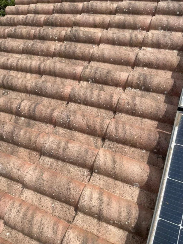 Résultat final du nettoyage de toiture avec panneaux solaires à Ollioules