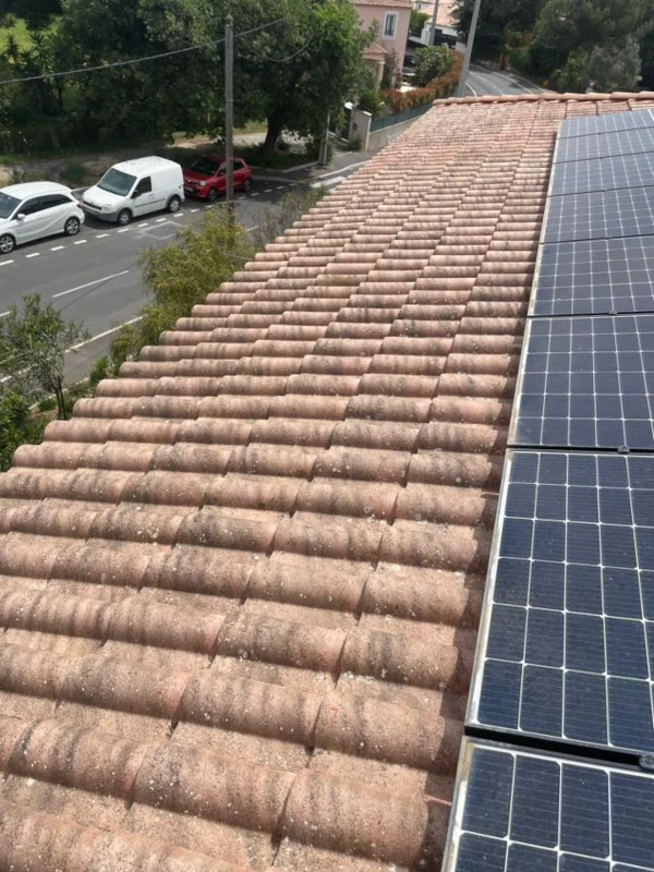 Toiture propre après démoussage à Ollioules, panneaux solaires visibles